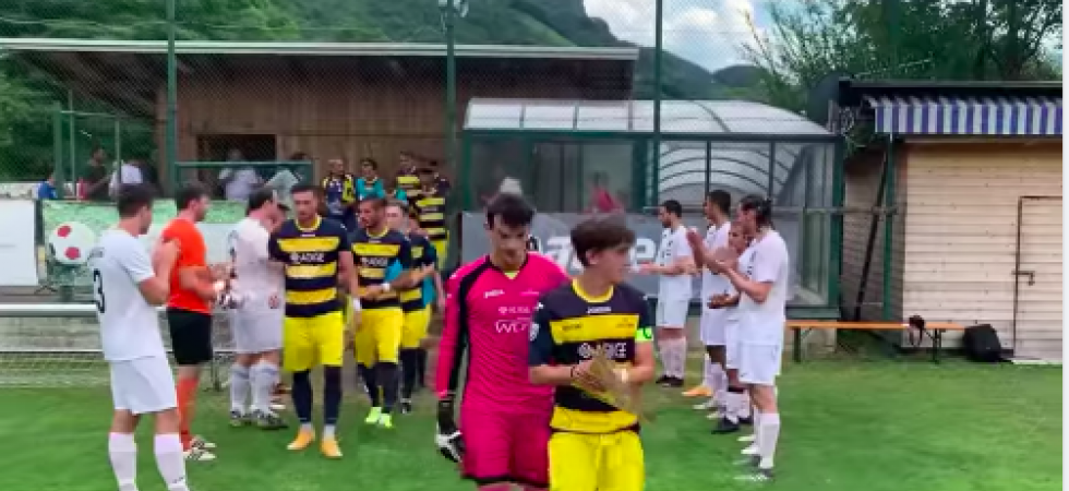 I giocatori del Maia Alta concedono il "passillo de honor" al Levico Terme, dominatore del campionato d'Eccellenza I giocatori del Maia Alta concedono il "passillo de honor" al Levico Terme, dominatore del campionato d'Eccellenza